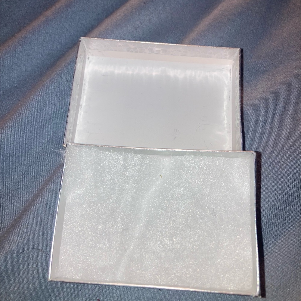 Silver Metallic Patterned Gift Box For Jewelry you get 5 - Picture 3 of 3